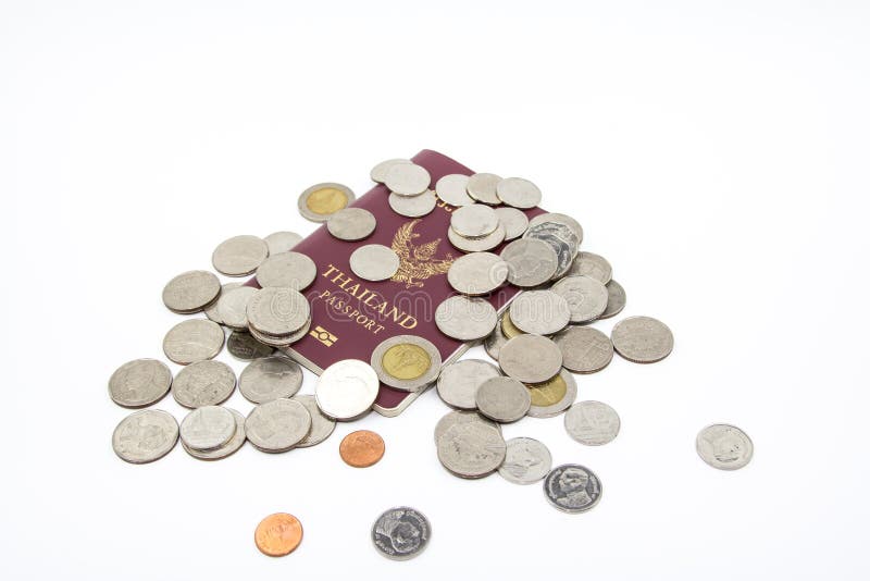 Passeport de la Thaïlande et argent de pièce de monnaie de baht thaïlandais photo libre de droits Passeport de la Thaïlande et argent de pièce de monnaie de baht thaïlandais photo libre de droits