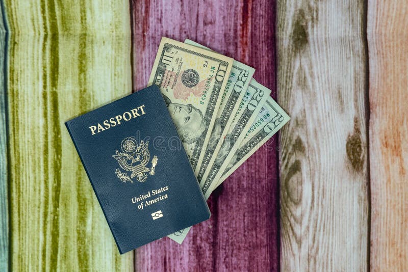Passeport des Etats-Unis avec l'argent de devise des Etats-Unis d'Amérique Concept pour le voyage, international, budget photographie stock Passeport des Etats-Unis avec l'argent de devise des Etats-Unis d'Amérique Concept pour le voyage, international, budget photographie stock