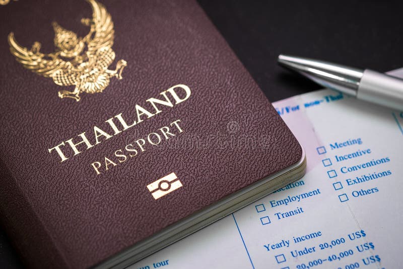 Passeport thaïlandais et imprimé spécial et stylo sur la table photographie stock Passeport thaïlandais et imprimé spécial et stylo sur la table photographie stock