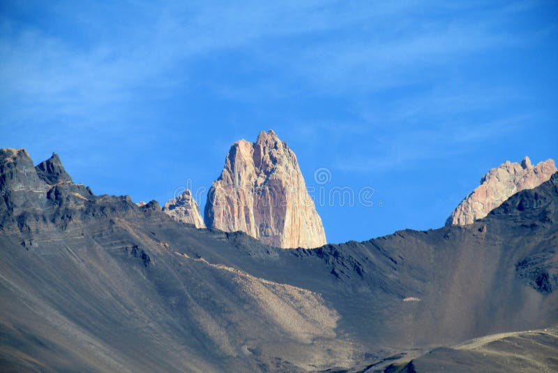 Passerande för stenigt berg på den Torres del Paine nationalparken i Chile arkivfoton Passerande för stenigt berg på den Torres del Paine nationalparken i Chile arkivfoton