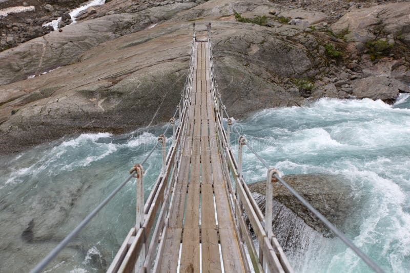 Passerelle au-dessus de l'eau glaciaire préoccupée images libres de droits