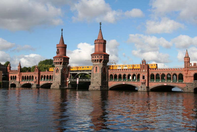 Passerelle d'Oberbaum à Berlin photographie stock libre de droits Passerelle d'Oberbaum à Berlin photographie stock libre de droits