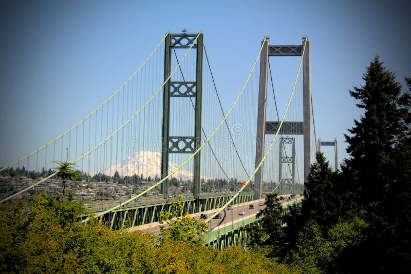 Passerelle d'étroits de Tacoma et Mt plus pluvieux image libre de droits Passerelle d'étroits de Tacoma et Mt plus pluvieux image libre de droits