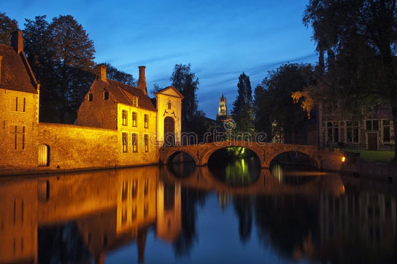 Passerelle de Beguinage par nuit, Bruges, Belgique. images libres de droits Passerelle de Beguinage par nuit, Bruges, Belgique. images libres de droits