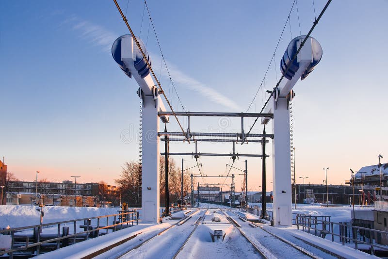 Passerelle de levage de train dans la neige image stock Passerelle de levage de train dans la neige image stock