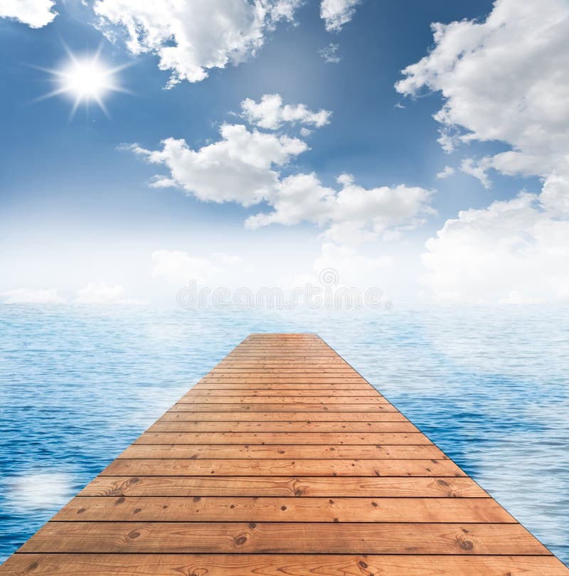 Passerelle en bois avec le ciel bleu et la mer illustration stock