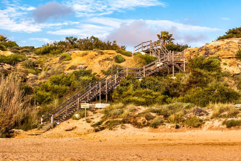 Passerelle en bois à la plage de la La Frontera de Conil De à Cadix photos stock Passerelle en bois à la plage de la La Frontera de Conil De à Cadix photos stock