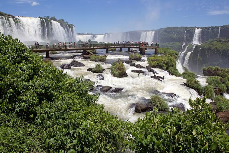 Passerelle et touristes chez les chutes d'Iguaçu, du côté du Brésil photographie stock libre de droits Passerelle et touristes chez les chutes d'Iguaçu, du côté du Brésil photographie stock libre de droits