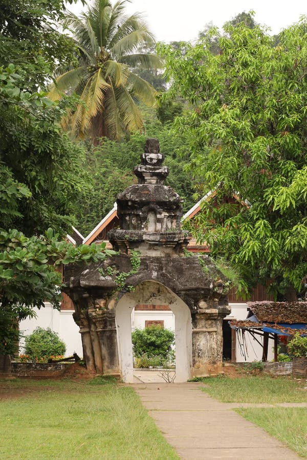 Passerelle tordue au tho makmo stupa luang prabang photographie stock