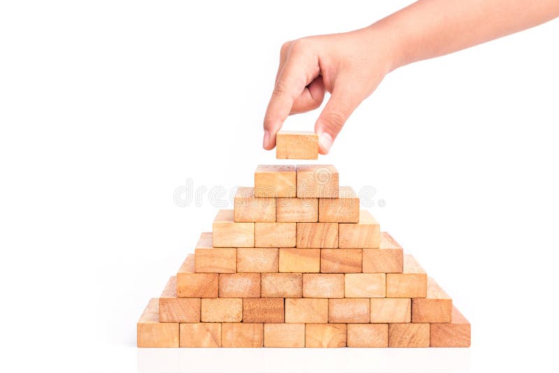 Passi giudicare il gioco di legno dei blocchi (jenga) isolato sul backgrou bianco fotografie stock Passi giudicare il gioco di legno dei blocchi (jenga) isolato sul backgrou bianco fotografie stock