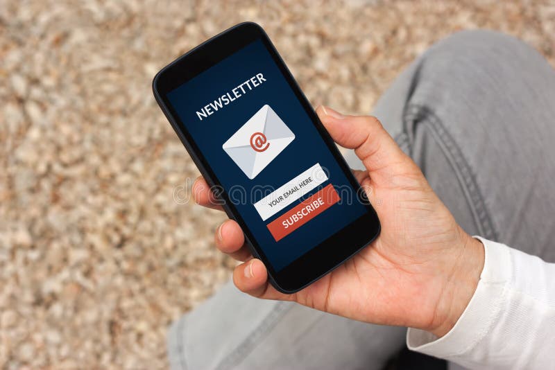 Passi la tenuta che lo Smart Phone con sottoscrive il concetto del bollettino su Sc immagine stock libera da diritti Passi la tenuta che lo Smart Phone con sottoscrive il concetto del bollettino su Sc immagine stock libera da diritti