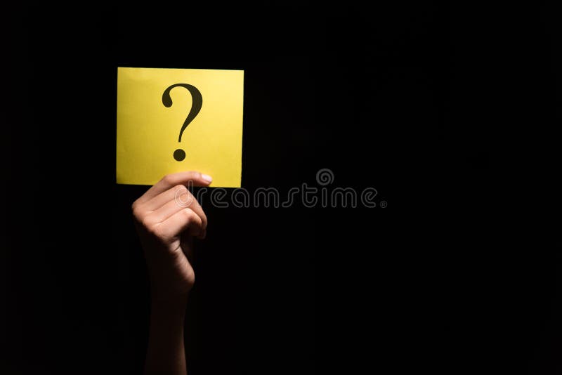 Passi la tenuta della carta gialla con il punto interrogativo fotografie stock libere da diritti Passi la tenuta della carta gialla con il punto interrogativo fotografie stock libere da diritti