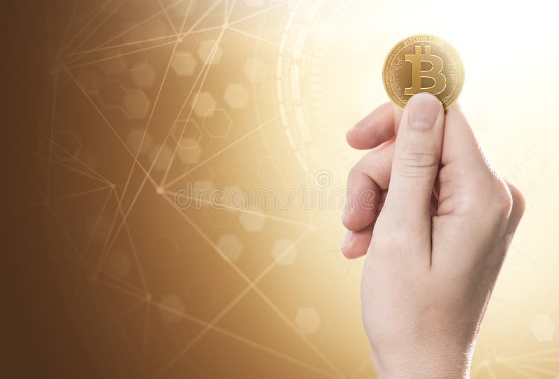 Passi la tenuta della moneta dei contanti di Bitcoin su un fondo luminoso con la rete del blockchain Copi lo spazio incluso fotografia stock libera da diritti
