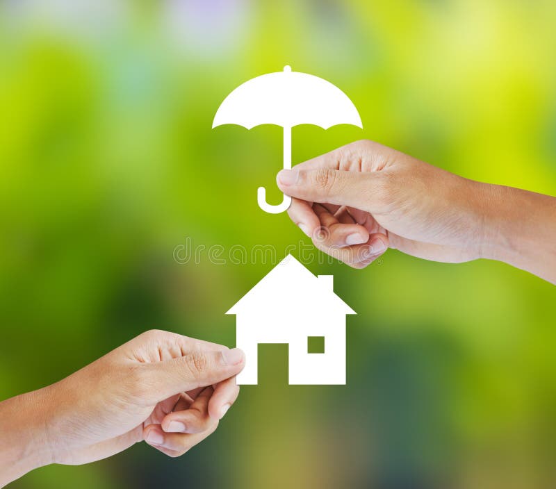 Passi la tenuta una casa e dell'ombrello di carta su fondo verde immagine stock libera da diritti Passi la tenuta una casa e dell'ombrello di carta su fondo verde immagine stock libera da diritti