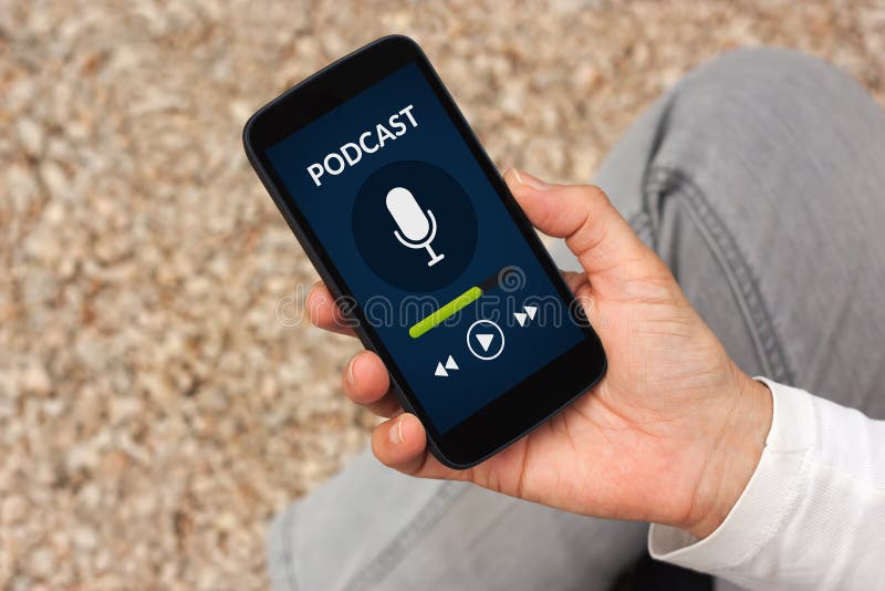 Passi lo Smart Phone della tenuta con il concetto di podcast sullo schermo fotografie stock Passi lo Smart Phone della tenuta con il concetto di podcast sullo schermo fotografie stock