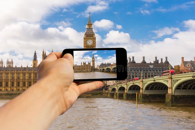 Passi a tenuta uno smartphone e faccia una foto con Big Ben a Londra immagini stock Passi a tenuta uno smartphone e faccia una foto con Big Ben a Londra immagini stock