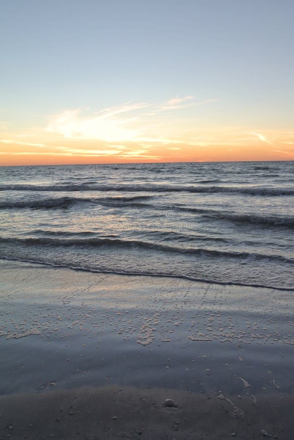 Passi una spiaggia e un tramonto della griglia fotografie stock libere da diritti Passi una spiaggia e un tramonto della griglia fotografie stock libere da diritti