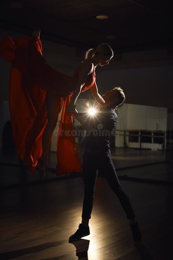 Passiondanspar, kvinnabanhoppning arkivfoto Passiondanspar, kvinnabanhoppning arkivfoto