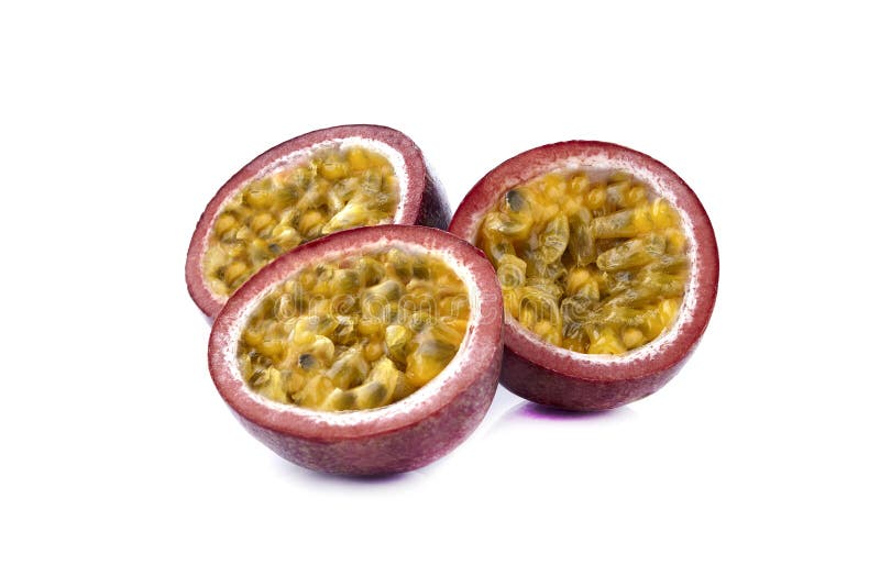 Passionfruit-Maracuja maracuja lokalisiert auf wei?em Hintergrund als Paketgestaltungselement
