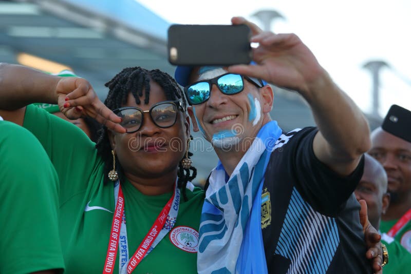 Passionés du football argentins et nigériens dans le St Petersbourg pendant la coupe du monde de la FIFA Russie 2018 photo libre de droits Passionés du football argentins et nigériens dans le St Petersbourg pendant la coupe du monde de la FIFA Russie 2018 photo libre de droits
