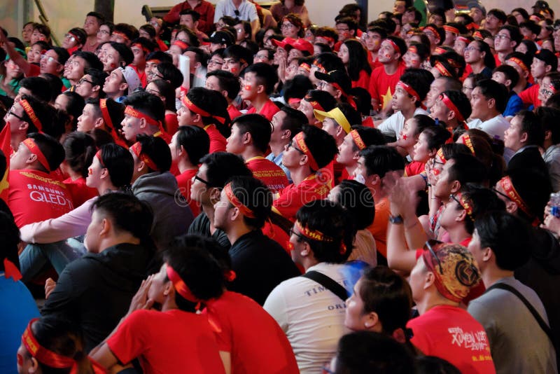 Passionés du football vietnamiens regardant la rencontre sur l'écran extérieur d'affichage à cristaux liquides image libre de droits Passionés du football vietnamiens regardant la rencontre sur l'écran extérieur d'affichage à cristaux liquides image libre de droits