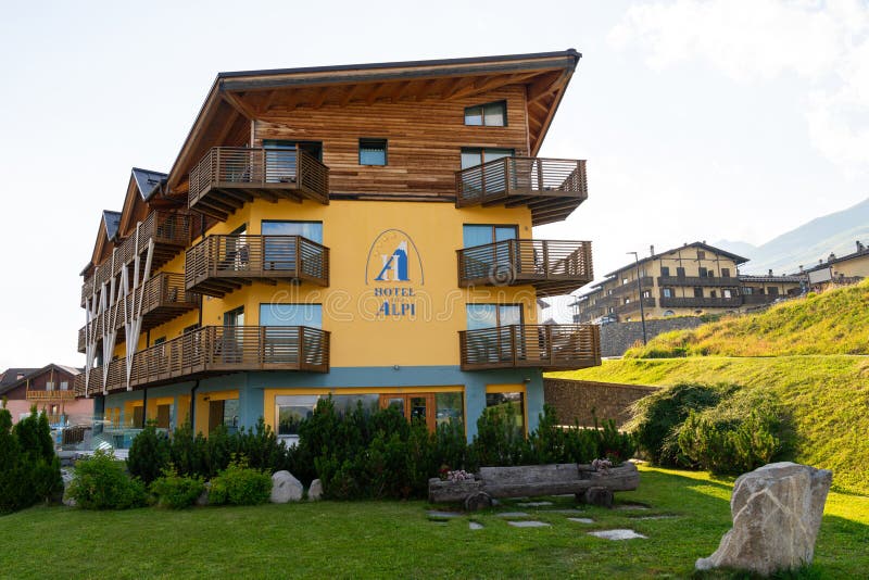 Passo Tonale Ιταλία 10082024 : Ξενοδοχείο βουνού με ξύλινα μπαλκόνια και σκηνικό τοπίο στοκ εικόνες με δικαίωμα ελεύθερης χρήσης