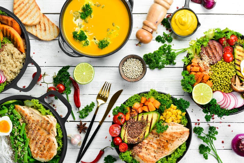 Баннер еды : Грибы мясо курицы pasta салат тыквы. На белом фоне дерева. Вид сверху. стоковые фото