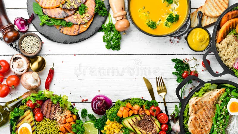 Баннер еды : Грибы мясо курицы pasta салат тыквы. На белом фоне дерева. Вид сверху. стоковые фото