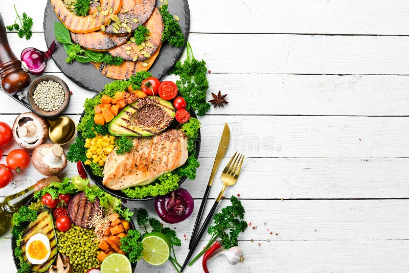 Баннер еды : Грибы мясо курицы pasta салат тыквы. На белом фоне дерева. Вид сверху. стоковые изображения