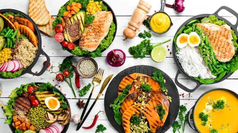 Фуд-баннер: паста, курица, тыква, салат, мясо, грибы. На белом деревянном фоне. Вид сверху. Свободное место для текста стоковое изображение