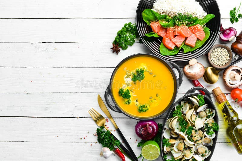 Фуд-баннер: паста, курица, тыква, салат, мясо, грибы. На белом деревянном фоне. Вид сверху. Свободное место для текста стоковое изображение