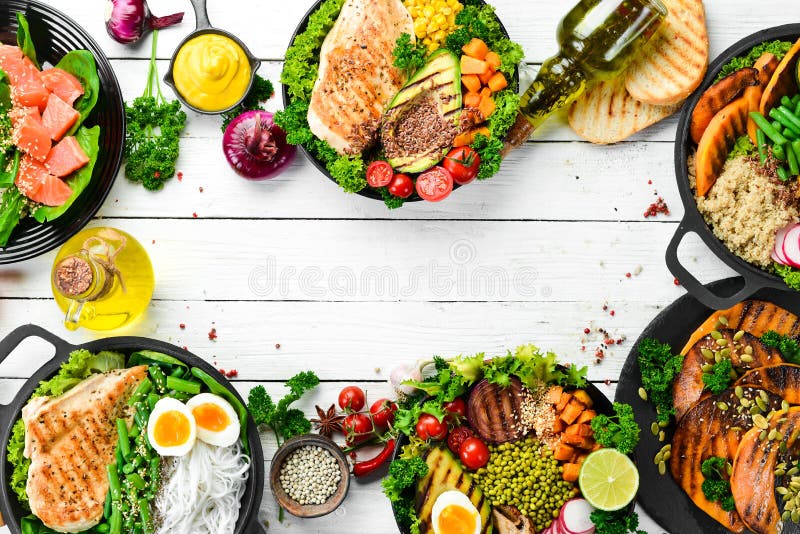 Баннер еды : Грибы мясо курицы pasta салат тыквы. На белом фоне дерева. Вид сверху. Свободное место для текста стоковое изображение rf