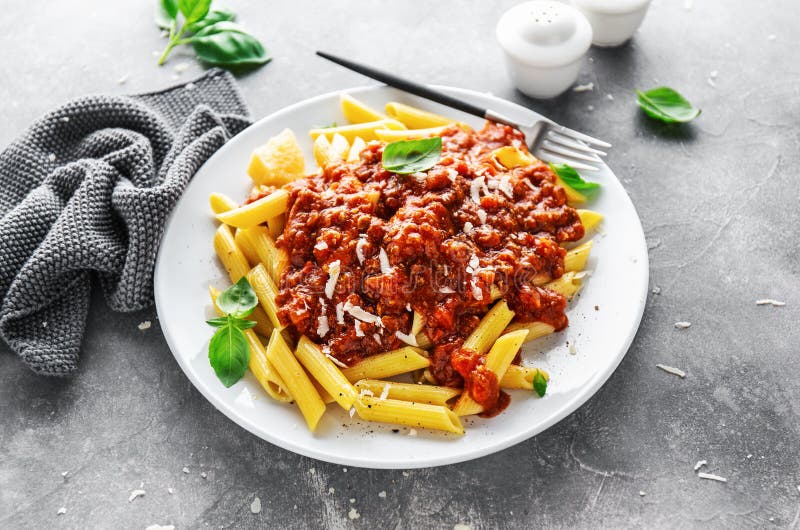 Pasta bolognese del penne servita sul piatto immagini stock libere da diritti Pasta bolognese del penne servita sul piatto immagini stock libere da diritti