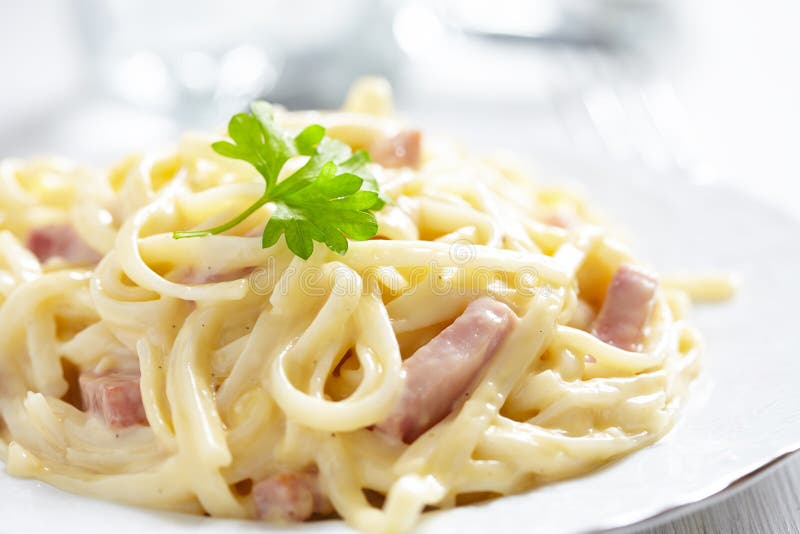Pasta Carbonara Med Skinka Och Ost Arkivfoto Bild av kräm, kokt 32273974
