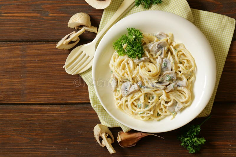 Pasta carbonara with mushrooms, garlic