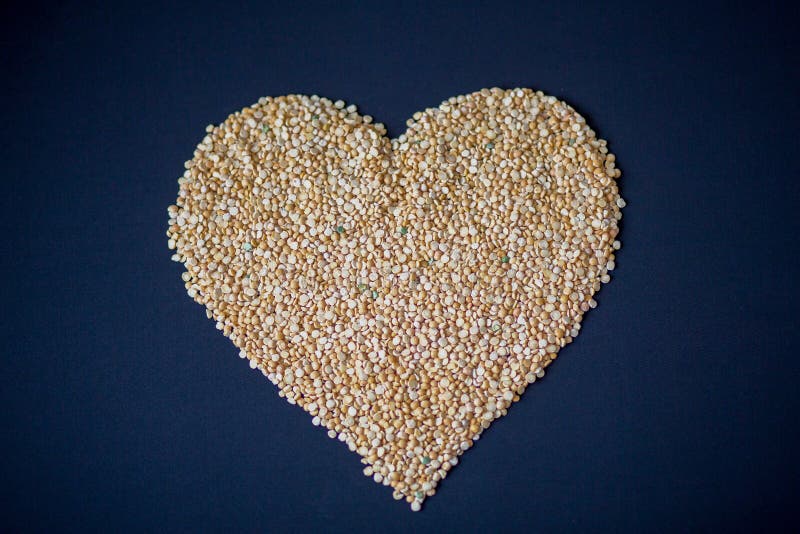 Corazón de cereales sobre el azul.