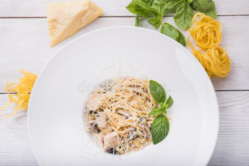 Pasta with chicken and mushrooms