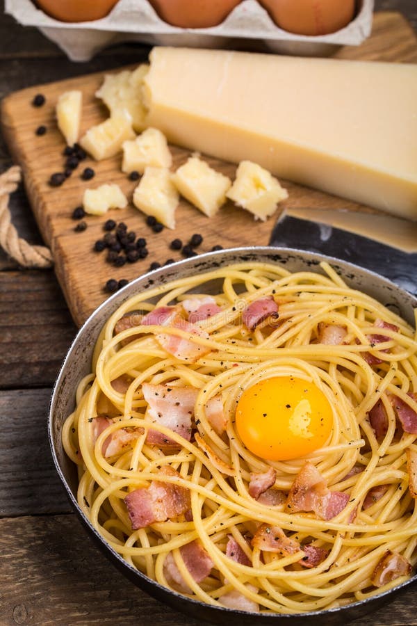 Pasta con bacon, l'uovo ed il formaggio fotografia stock Pasta con bacon, l'uovo ed il formaggio fotografia stock