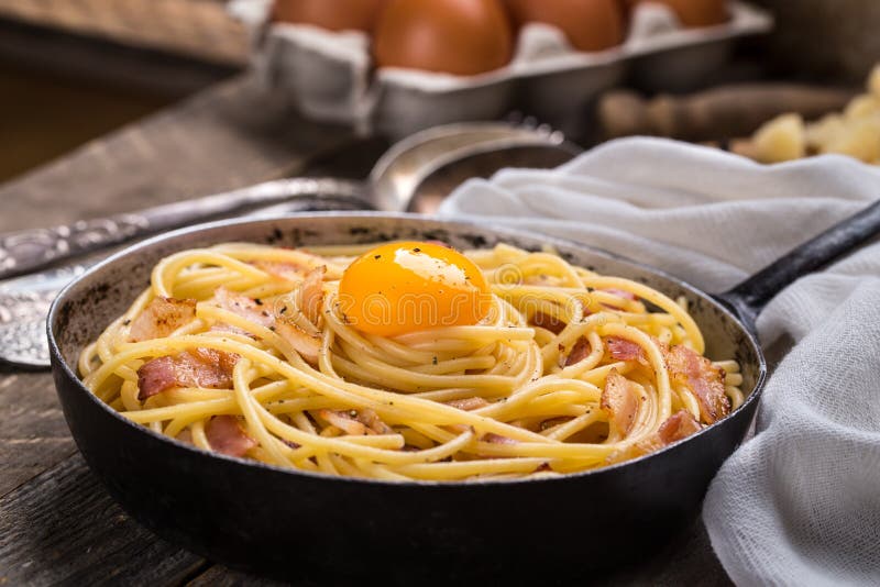 Pasta con bacon, l'uovo ed il formaggio immagini stock libere da diritti Pasta con bacon, l'uovo ed il formaggio immagini stock libere da diritti