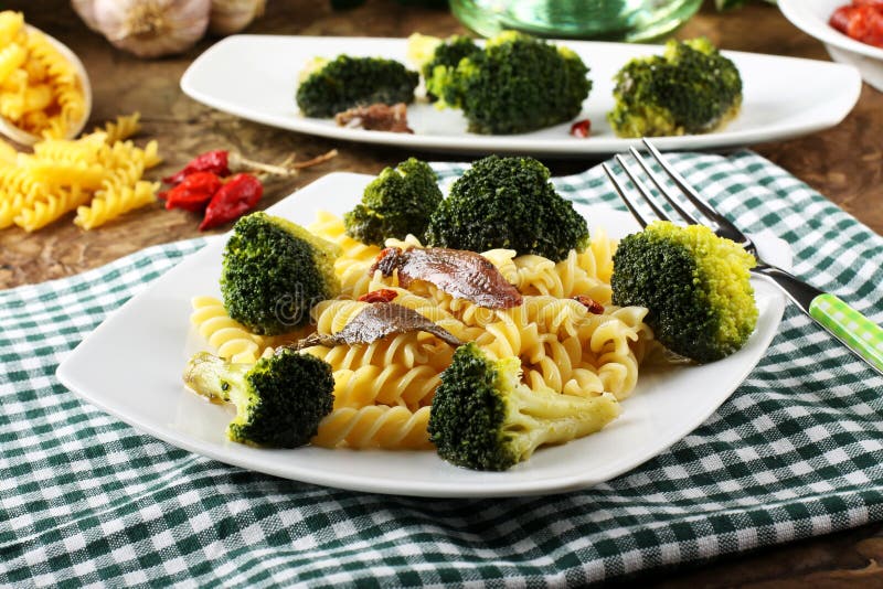 Pasta con i broccoli e le acciughe freschi immagini stock libere da diritti Pasta con i broccoli e le acciughe freschi immagini stock libere da diritti