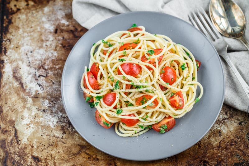 Pasta con i pomodori ciliegia ed il prezzemolo fotografie stock libere da diritti Pasta con i pomodori ciliegia ed il prezzemolo fotografie stock libere da diritti