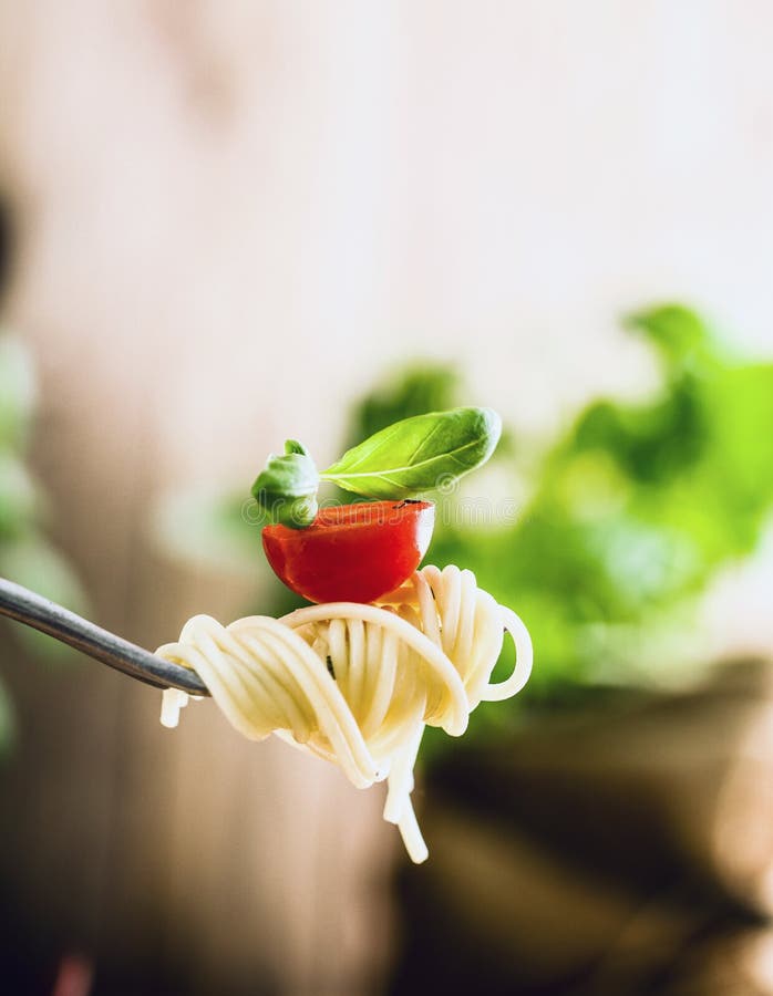 Pasta con l'olio di oliva immagine stock. Immagine di cucinato 86518455