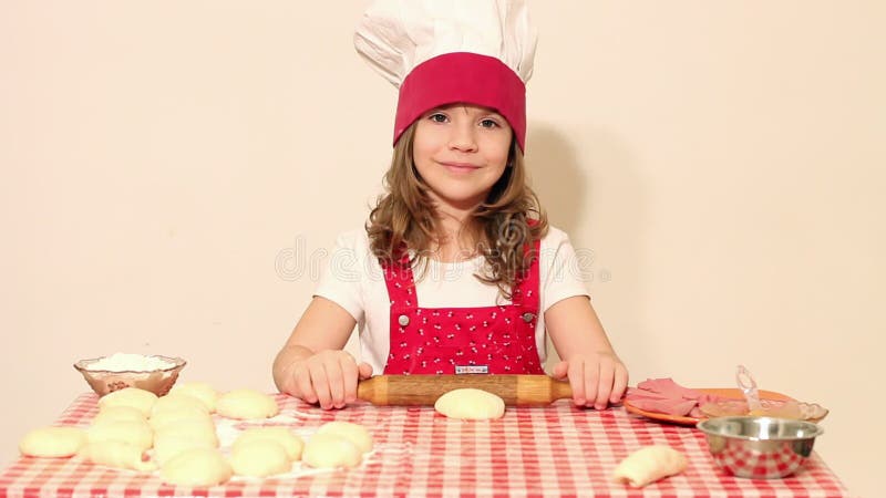 Pasta d'impastamento del cuoco della bambina video d archivio