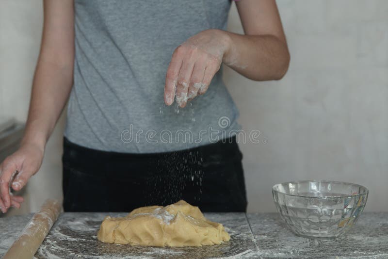 Pasta de amasamiento del panadero en harina en la tabla, cámara lenta fotografía de archivo Pasta de amasamiento del panadero en harina en la tabla, cámara lenta fotografía de archivo