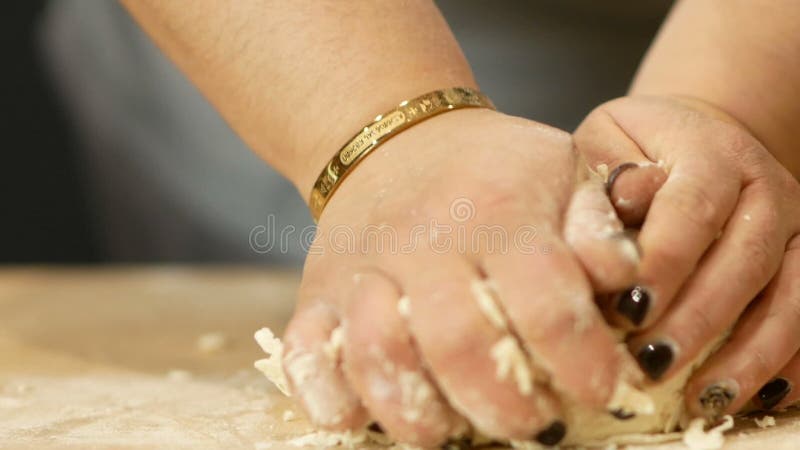 Pasta de amasamiento de la mujer en la tabla de madera almacen de metraje de vídeo