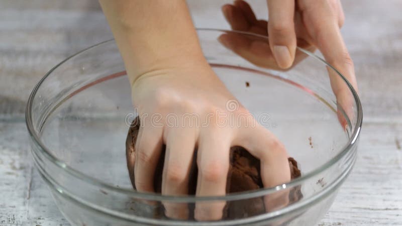 Pasta de amasamiento de la mujer en la tabla, primer metrajes