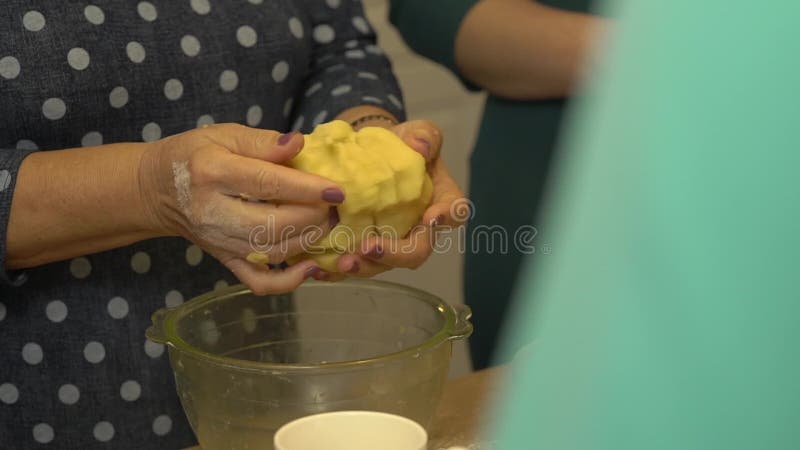 Pasta de amasamiento de la mujer metrajes