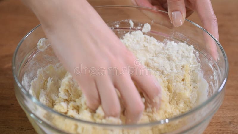 Pasta de amasamiento de la mujer, primer almacen de video