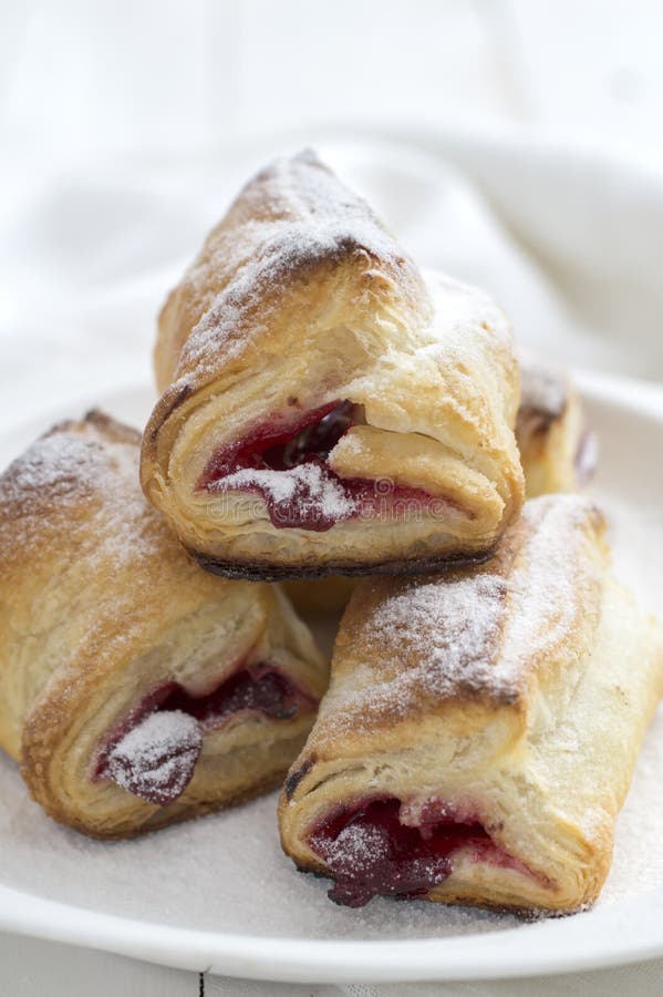Pasta de hojaldre Cherry Turnovers en el escritorio imagenes de archivo Pasta de hojaldre Cherry Turnovers en el escritorio imagenes de archivo
