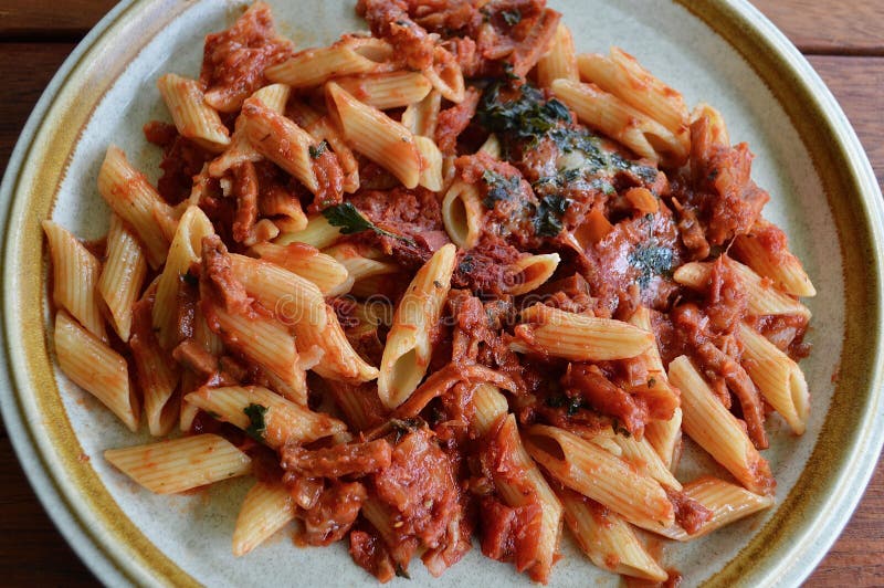 Pasta De Pepperoni Con Queso En El Plato Foto de archivo Imagen de